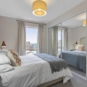 belfast-city-centre-sleeps-6.belfasthotelsireland.com/